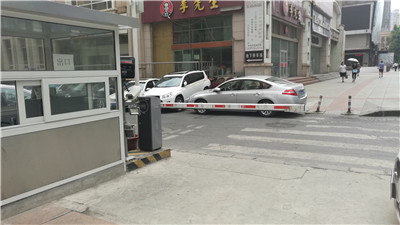 如何缓解停车场乱收费问题？