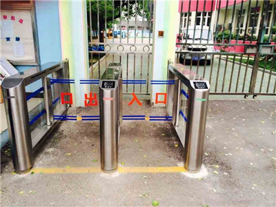 看停车场系统生产厂家怎么说车牌识别系统？