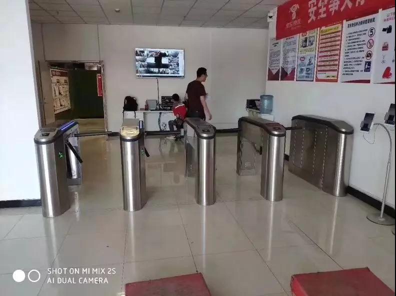 【工程案例】 乐天堂fun88三辊闸协助管理京东西安分拣中心人员出入